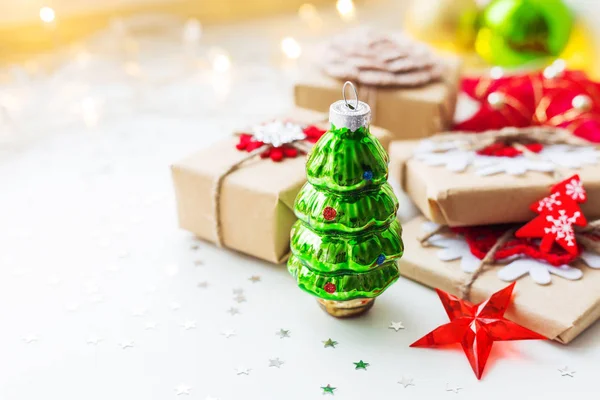 Fundo de Natal e Ano Novo com abeto decorativo verde, presentes e decorações para a árvore de Natal. Fundo de férias com estrelas confetti e lâmpadas. Lugar para texto . — Fotografia de Stock