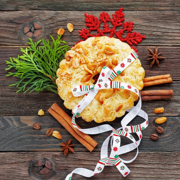 Weihnachten und Neujahr Hintergrund mit Erdnusstorte und Dekoration — Stockfoto
