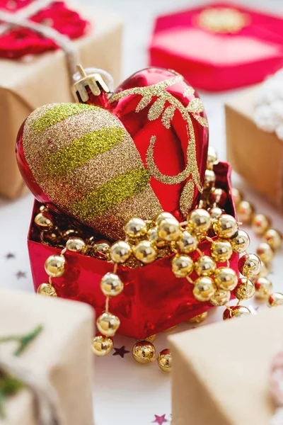 Fondo de Navidad y Año Nuevo con regalos y decoraciones . — Foto de Stock