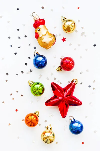 装飾クリスマスの背景。光沢のあるカラフルなボール、星と紙吹雪。フラット横たわっていた、トップ ビュー. — ストック写真