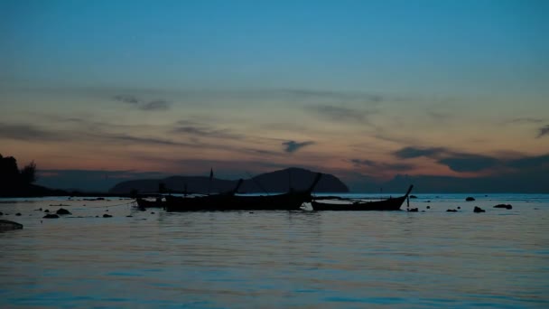 Alba sull'isola di Phuket Thailandia. Paesaggio marino con barche da pesca. Mattina presto sulla spiaggia di Rawai . — Video Stock