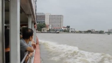 Bangkok, Tayland - 24 Ekim 2012. Bangkok üzerinde tekne, Chao Praya Nehri üzerinde toplu taşıma hareketli görüntüleyin. Tayland.
