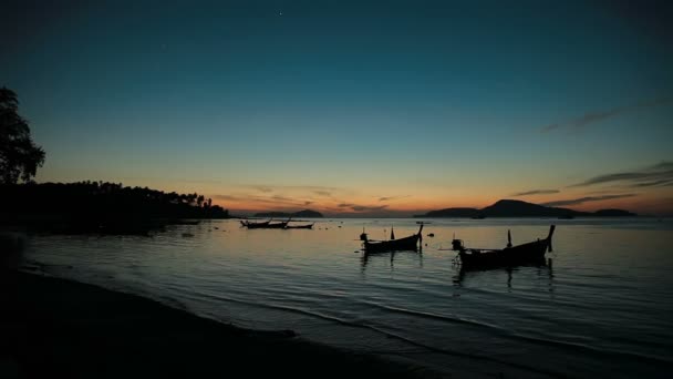 Ανατολή του ηλίου στο νησί Πουκέτ Ταϊλάνδη. Θαλασσογραφία με αλιείς σκαφών. Νωρίς το πρωί σε Rawai beach. — Αρχείο Βίντεο