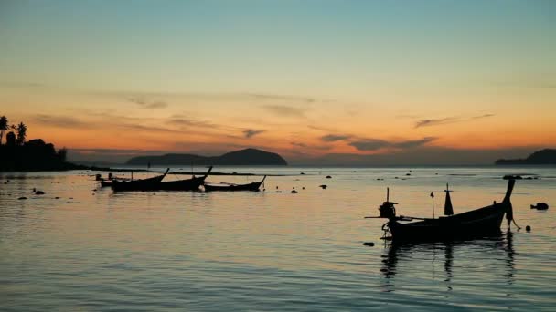 Восход солнца на острове Пхукет, Таиланд. Морской пейзаж с рыбацкими лодками. Ранним утром на пляже Раваи . — стоковое видео