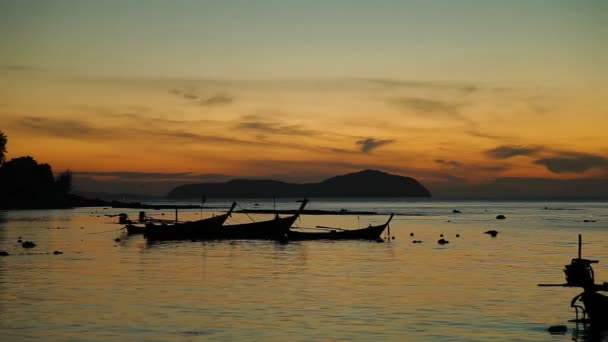 タイ、プーケット島の日の出。漁師の船と海の風景。ラワイ ビーチで早朝. — ストック動画