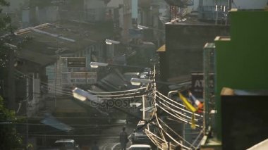 Bangkok, Tayland - 25 Ekim. 2012. güneşli sabah Bangkok, mağazalar ve kafeler balkon ile sokakta havadan görünümü.