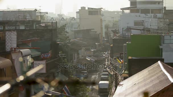 Μπανγκόκ, Ταϊλάνδη - 25 Οκτωβρίου. 2012. νωρίς το ηλιόλουστο πρωί στην Μπανγκόκ, αεροφωτογραφία στο δρόμο με τα καταστήματα και τις καφετέριες από το μπαλκόνι. — Αρχείο Βίντεο
