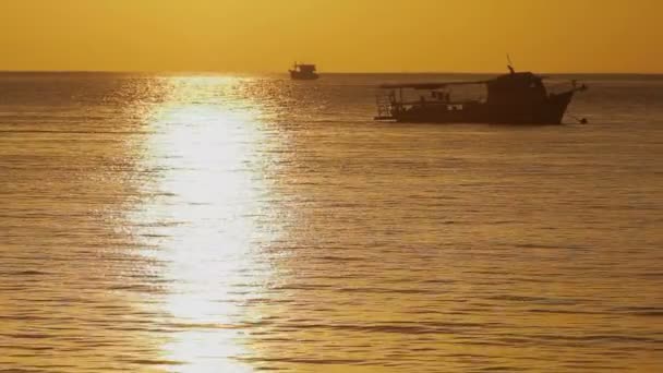 Nascer do sol na ilha Phuket Tailândia. Seascape com barcos de pescadores. De manhã cedo na praia de Rawai . — Vídeo de Stock