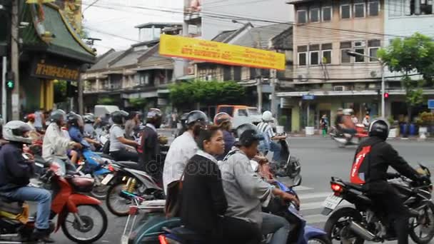Bangkok, Tajlandia - 24 października 2012. Ruch na ulicach Bangkoku. Ruchu samochodów, motocykli, tuktuk. — Wideo stockowe