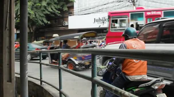 Bangkok, Thajsko - 24. října 2012. Provoz na ulicích Bangkoku. Motorku taxikáře v orange jednotné. — Stock video