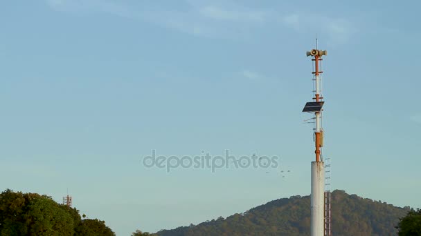 Industrieturm mit Sonnenkollektoren und Lautsprechern. phuket, thailand. — Stockvideo