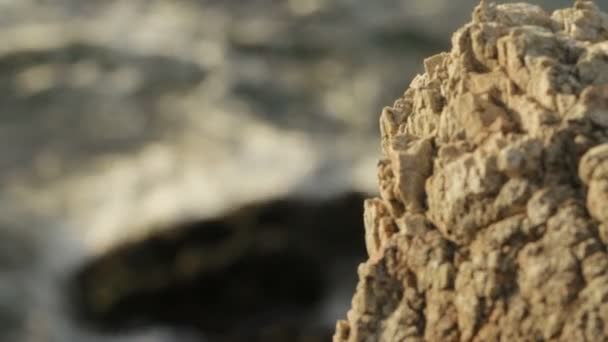 Surf de mer. Des vagues s'écrasent sur les rochers. Focus sur la pierre au premier plan. Phuket, Thaïlande . — Video