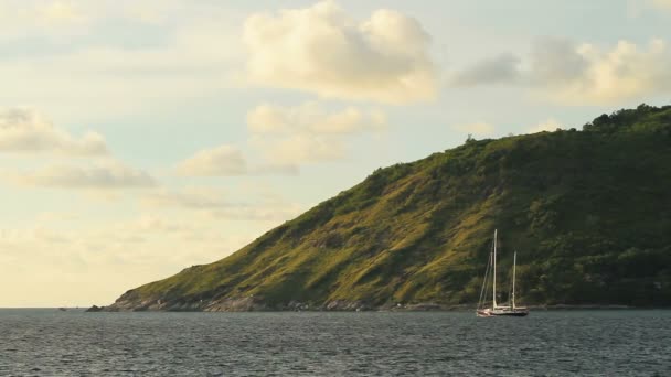 Yelkenli yat dalgalar üzerinde sways. Phuket Island, Tayland Naiharn kumsalda. — Stok video