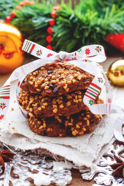 Noel ve yeni yıl arka plan dekorasyon, çam kozalakları ve tatil kurdele ile lezzetli Kurabiye yığını ile.