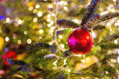 Sokaklar Noel ve yeni yıl kutlama için dekore edilmiştir. Ağaç parlak kırmızı ve sarı top ile. Moscow, Rusya Federasyonu.