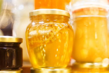 Tatil adil. Kavanoz bal aydınlatma ampul çelenk içinde parlayan