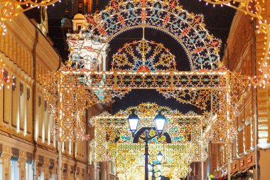 Moskova sokaklarında Noel ve yeni yıl kutlama için dekore edilmiştir. Ampuller ile binalar. Rusya.