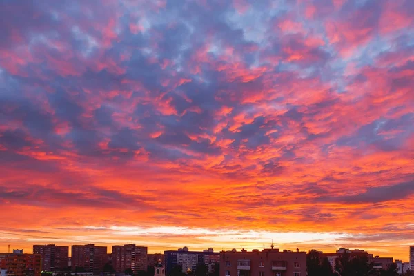 Hermosa puesta de sol sobre la ciudad de Odintsovo. Paisaje nublado colorido. Región de Moscú. Rusia . —  Fotos de Stock