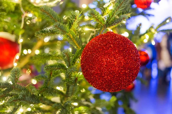 Calles decoradas para la celebración de Año Nuevo y Navidad. Árbol con bolas de color rojo brillante y amarillo. Moscú, Rusia . — Foto de Stock