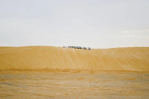 Grupa samochodów off roadster na piasek Górka. Samochód wycieczka na pustyni Sahara. Tunezja. — Zdjęcie stockowe
