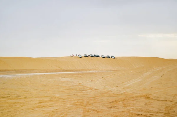 Grupa samochodów off roadster na piasek Górka. Samochód wycieczka na pustyni Sahara. Tunezja. — Zdjęcie stockowe