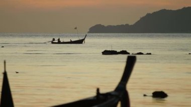 Phuket Adası Tayland gündoğumu. Balıkçılar tekneleri ile deniz manzarası. Rawai Beach erken sabah.