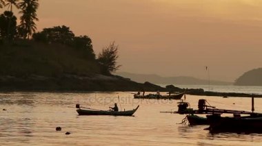 Phuket Adası Tayland gündoğumu. Balıkçılar tekneleri ile deniz manzarası. Rawai Beach erken sabah.