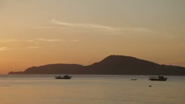 Phuket Adası Tayland gündoğumu. Balıkçılar tekneleri ile deniz manzarası. Rawai Beach erken sabah.
