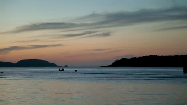 Sonnenaufgang auf der Insel Phuket in Thailand. Seelandschaft mit Fischerbooten. früher Morgen am Strand von Rawai. — Stockvideo