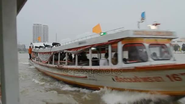 BANGKOK, TAILANDIA - 24 de octubre de 2012. Vista de Bangkok desde el barco en movimiento, el transporte público en el río Chao Praya. Tailandia . — Vídeo de stock