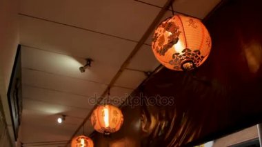 Güçlü akşam Bangkok Rüzgar. Rüzgarda sallanan kağıt Çin fenerler. Tayland.