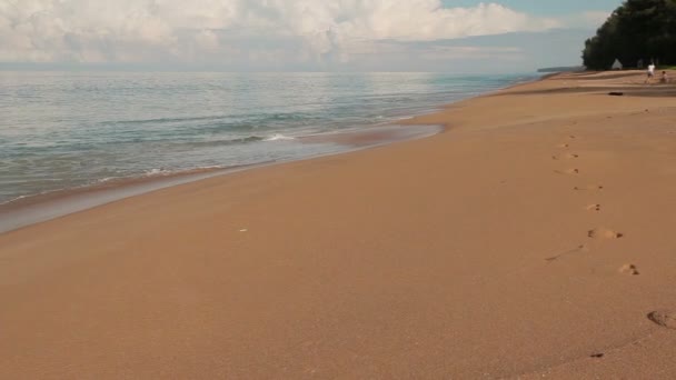 Ola suave del mar en la playa de arena. Cielo azul y mar azul. Isla de Phuket, Tailandia . — Vídeos de Stock