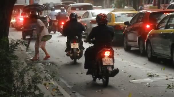 BANGKOK, TAILANDIA - 24 de octubre de 2012. Tráfico en las calles de Bangkok. Moviendo autos, motos, tuktuk. Viento fuerte soplando . — Vídeos de Stock