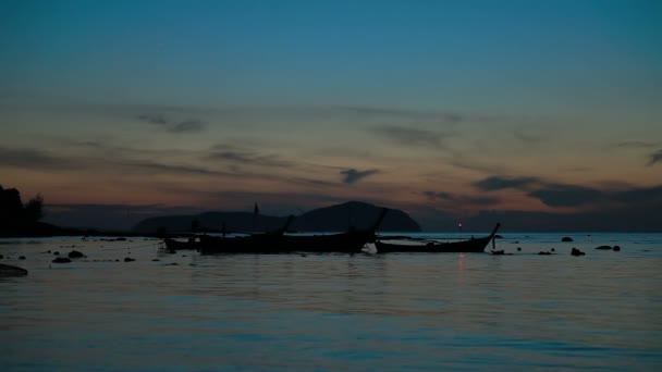 Ανατολή του ηλίου στο νησί Πουκέτ Ταϊλάνδη. Θαλασσογραφία με αλιείς σκαφών. Νωρίς το πρωί σε Rawai beach. — Αρχείο Βίντεο