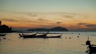 Phuket Adası Tayland gündoğumu. Balıkçılar tekneleri ile deniz manzarası. Rawai Beach erken sabah.