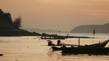 Phuket Adası Tayland gündoğumu. Balıkçılar tekneleri ile deniz manzarası. Rawai Beach erken sabah.