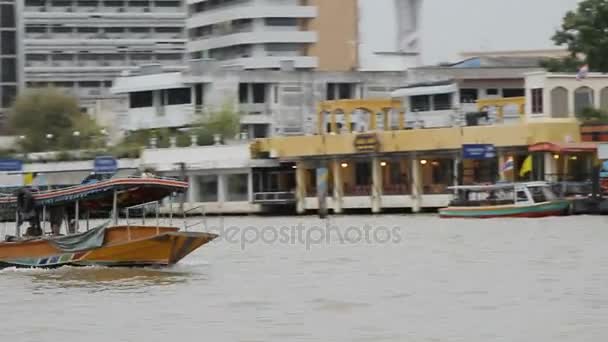 BANGKOK, TAILANDIA - 24 de octubre de 2012. Vista de Bangkok desde el barco en movimiento, el transporte público en el río Chao Praya. Tailandia . — Vídeo de stock