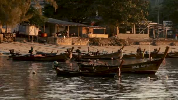 Phuket, Thailand - 30 oktober 2012. Zonsopgang op Phuket island, Thailand. Zicht op strand met afgemeerd fisher boten. Vroeg in de ochtend op Rawai beach. — Stockvideo