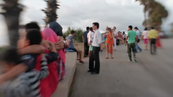 Rhauket, Tayland - 18 Kasım 2012. Karon beach bakış açısı üzerinde karşılamak günbatımı insanlar kalabalık. Lens bebek tatlı 35mm ile shooted. — Stok video