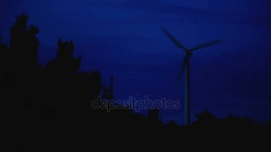 Çalışma Rüzgar motoru. Yel değirmeni bakış açısı alacakaranlıkta. Phuket Island, Tayland.