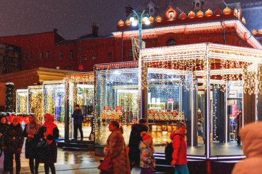 Moskova, Rusya - 10 Ocak 2017. Moskova tarihi merkezinde sokaklarda Noel ve yeni yıl kutlama için dekore edilmiştir. Parlak sarı yıldız ve ampuller ile Cafe pencereler. Rusya.