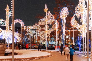 Moskova, Rusya - 11 Ocak 2017. Noel ve yeni yıl kutlama için dekore edilmiş Moskova tarihi merkezinde yürüyüş insanlar. Kışın karlı akşam.