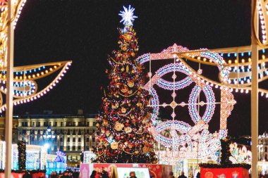 Moskova, Rusya - 11 Ocak 2017. Noel ve yeni yıl kutlama için dekore edilmiş Moskova tarihi merkezinde yürüyüş insanlar. Kışın karlı akşam.