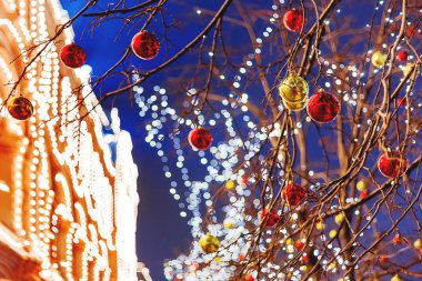 Moskova sokaklarında Noel ve yeni yıl kutlama için dekore edilmiştir. Ağaç parlak kırmızı ve sarı top ile. Sakız ampuller ile bina (ana mağaza). Rusya.