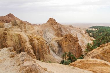 Oasis Chebika, Sahara ünlü Simgesel Yapı taşları çöl. Tunus.