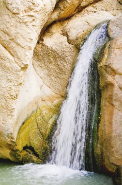 Şelale oasis Chebika, Sahara Çölü'nde ünlü dönüm noktası kayaların arasındaki.