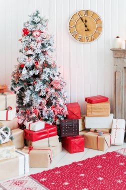 Ev iç - ahşap geyik, şöminenin mumlar, Eve ağaç ve hediyeleri Noel ve yeni yıl ayrıntılarını.
