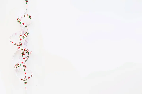 Fita com padrão de Natal - flocos de neve geométricos nórdicos. Lugar para SMS. Deitado plano, vista superior . — Fotografia de Stock