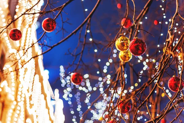 Straten van Moskou ingericht voor Nieuwjaar en Kerstmis viering. Boom met heldere rode en gele ballen. Kauwgom (Main warenhuis) gebouw met lampen. Rusland. — Stockfoto