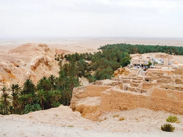 Туристів в оазисі Chebika, відомого орієнтира в Sahara пустелі. Старовинний ruines місто берберів. Туніс. — стокове фото